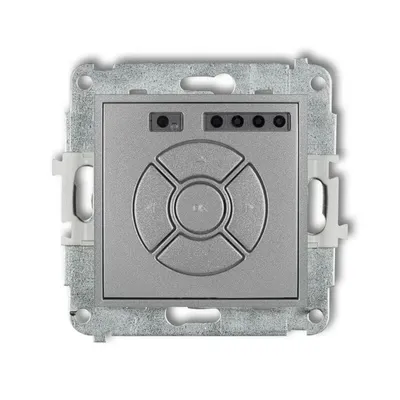 Elektroniczny sterownik roletowy Karlik ICON 7ISR-4 w kolorze srebrny metalik, z przyciskami sterującymi i wskaźnikami LED.