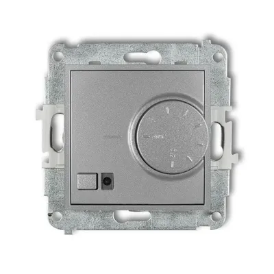 Regulator temperatury Karlik ICON 7IRT-1 w kolorze srebrny metalik z pokrętłem i przyciskiem do sterowania ogrzewaniem podłogowym.