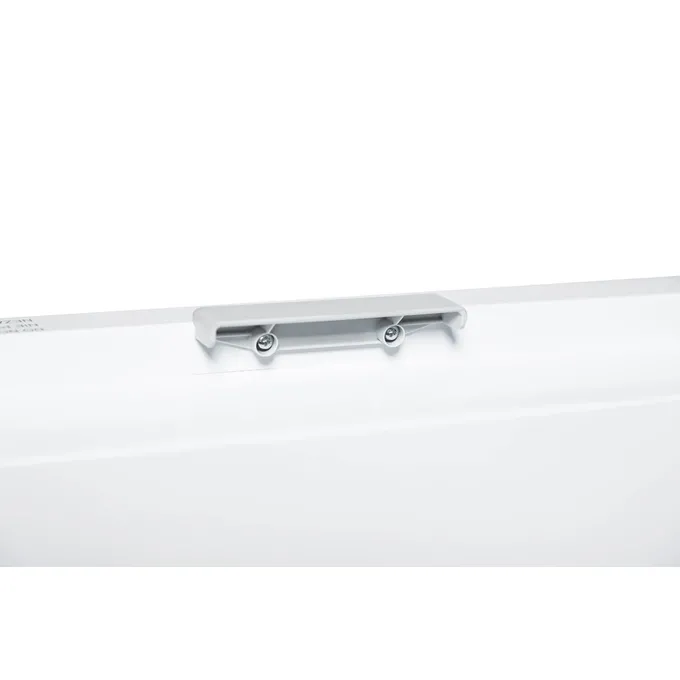 Szary uchwyt montażowy z dwoma widocznymi śrubami na białym grzejniku elektrycznym Thermoval TX 2500W.