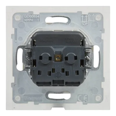 Tył gniazda bryzgoszczelnego Legrand Suno IP-44 z szybkozłączami, oznaczenie 16A 250V, Made in Hungary.