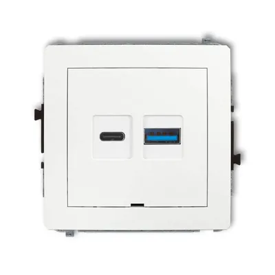 Ładowarka podwójna USB typu A+C Quick Charge Karlik DECO DCUSBBO-8 w białej ramce z połyskiem, widoczne porty USB-C i USB-A.