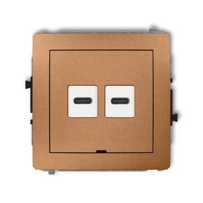 Ładowarka podwójna USB typu C Karlik DECO w kolorze złotego metaliku, z dwoma portami szybkiego ładowania.