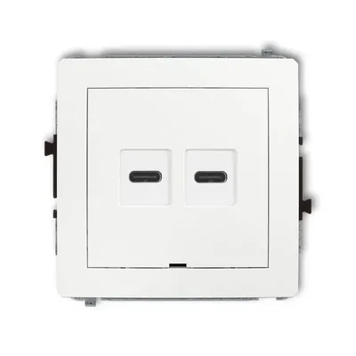 Podwójna ładowarka USB typu C Karlik DECO w białym połysku z technologią Quick Charge, model DCUSBBO-7.