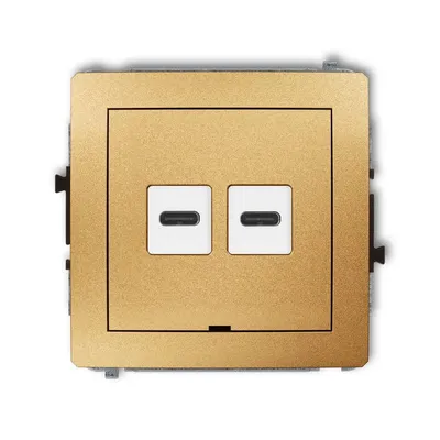 Złota ładowarka podwójna USB typu C Karlik DECO z dwoma portami szybkiego ładowania.