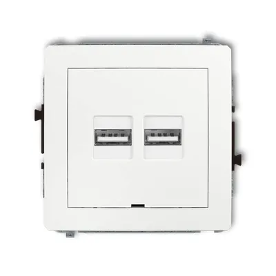 Podwójna ładowarka USB typu A+A Karlik DECO w białym połysku, model DCUSBBO-6, do montażu natynkowego lub podtynkowego.