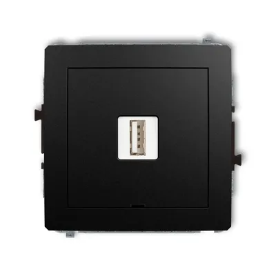 Pojedyncza ładowarka USB typu A 2A Karlik DECO w kolorze czarny mat, z białym gniazdem USB.