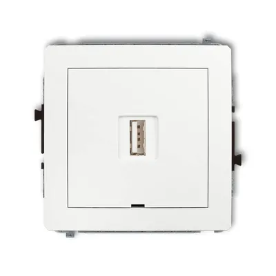 Pojedyncza ładowarka USB typu A 2A w białej, błyszczącej ramce Karlik DECO, idealna do nowoczesnych wnętrz.