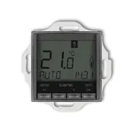 Elektroniczny regulator temperatury Karlik ICON w grafitowej ramce, z podświetlanym na niebiesko wyświetlaczem pokazującym 21.0°C i tryb AUTO.
