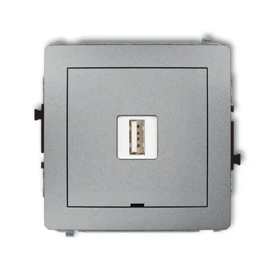 Ładowarka pojedyncza USB typu A 2A Karlik DECO w kolorze srebrny metalik z białym gniazdem USB.