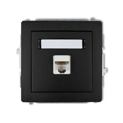 Gniazdo komputerowe RJ45 kategorii 5e Karlik DECO w kolorze czarny mat, z polem opisowym.