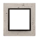Ramka pojedyncza Beton Funda Mente Simon 54 Nature DRN1/93 z czarnym obramowaniem, wykonana z betonu.