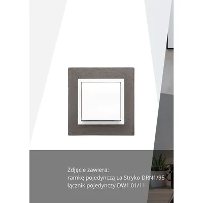 Ramka pojedyncza Beton La Stryko Simon 54 Nature DRN1/95 z białym łącznikiem, imitująca beton, na białym tle.