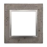 Ramka pojedyncza Simon 54 Nature w kolorze betonowym z metalicznym wykończeniem, model DRN1/96.