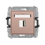 Ładowarka pojedyncza USB typu A 1A Karlik MINI w kolorze łososiowym, z jednym portem USB i miejscem na wtyczkę.