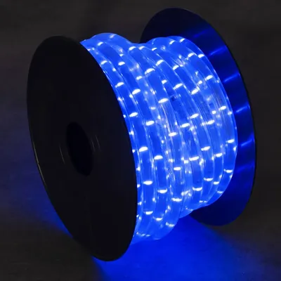 Wąż świetlny LED GIVRO 50M-BL marki Kanlux w kolorze niebieskim, nawinięty na bęben, z widocznymi punktami świetlnymi.