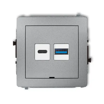 Ładowarka podwójna USB typu A+C 30W Karlik DECO w kolorze srebrny metalik z jednym portem USB-C i jednym USB-A.
