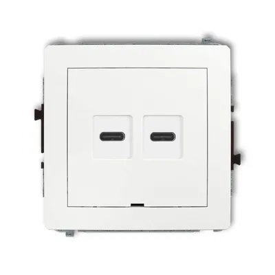 Podwójna ładowarka USB typu C 30W Karlik DECO w kolorze białym matowym, z dwoma portami USB-C.