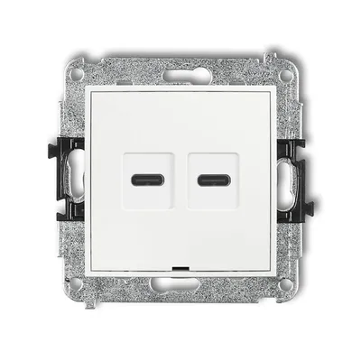 Podwójna ładowarka USB typu C 30W Karlik MINI w białej, matowej obudowie z metalowym stelażem montażowym.
