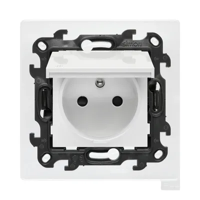 Białe gniazdo elektryczne Simon 24 IP-44 z przesłonami antybakteryjnymi i klapką ochronną, model NGZ1BCZ.01/AB11.