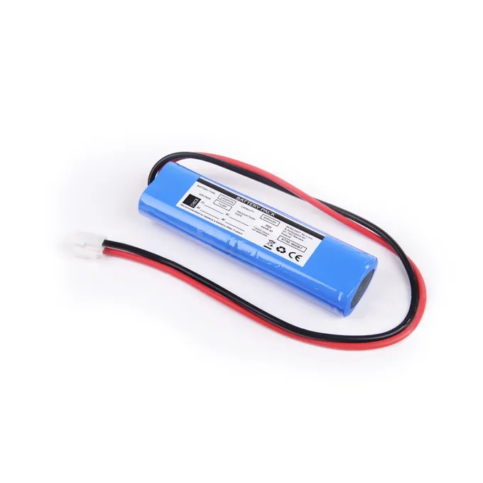 Pakiet akumulatorów LiFePO4 12,8V 600mAh Intelight 96087 z przewodami i wtyczką, na białym tle.