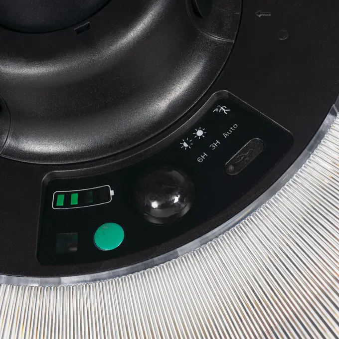 Zbliżenie na panel sterowania lampy solarnej LED Kanlux PARENO SLR z widocznym wskaźnikiem baterii, przyciskiem zasilania i czujnikiem ruchu.