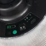 Zbliżenie na panel sterowania lampy solarnej LED Kanlux PARENO SLR z widocznym wskaźnikiem baterii, przyciskiem zasilania i czujnikiem ruchu.