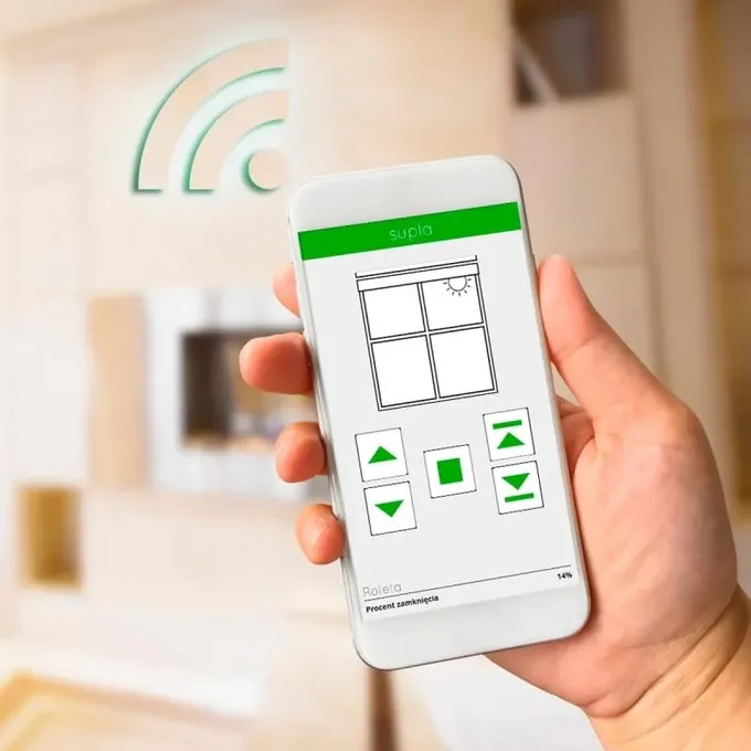Smartfon z aplikacją do sterowania roletami Zamel Supla SRW-01 w dłoni, symbol Wi-Fi.
