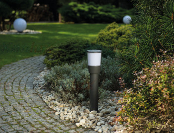 Lampy ogrodowe – jak oświetlić ogród na wiosnę