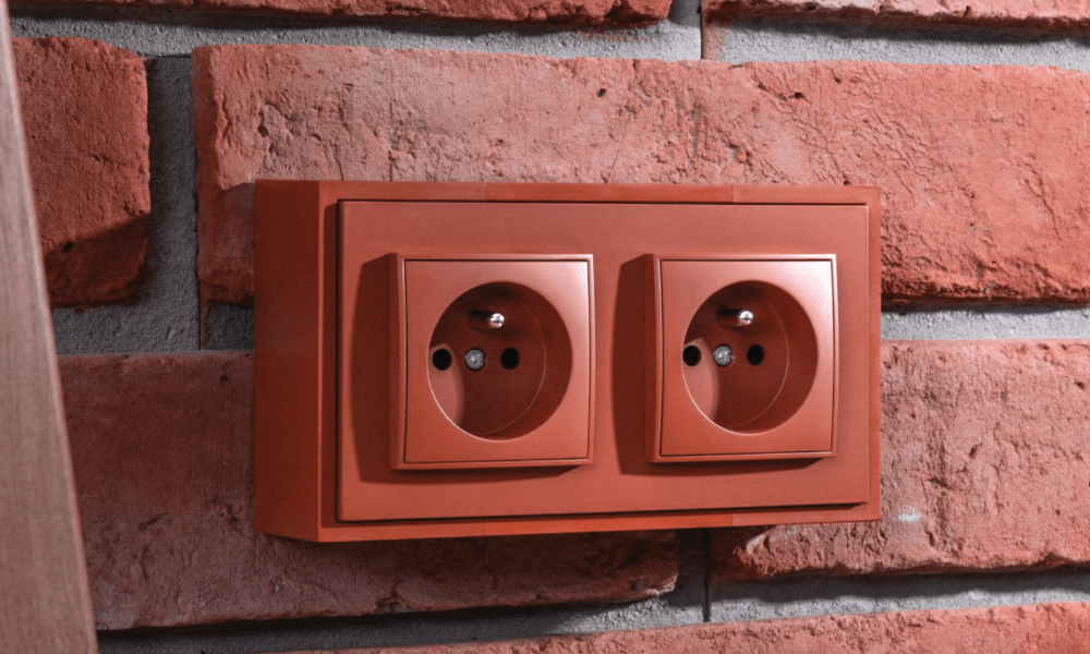 Kwadratowe puszki natynkowe składane z serii Karlik MINI połączone modułem rozszerzającym.