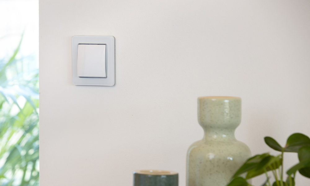 Łącznik Schneider Sedna Design&Elements w ramce z efektem szkła