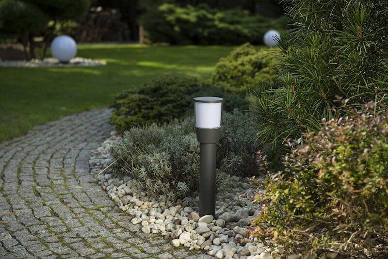 lampy słupki ogrodowe oświetlające ścieżkę